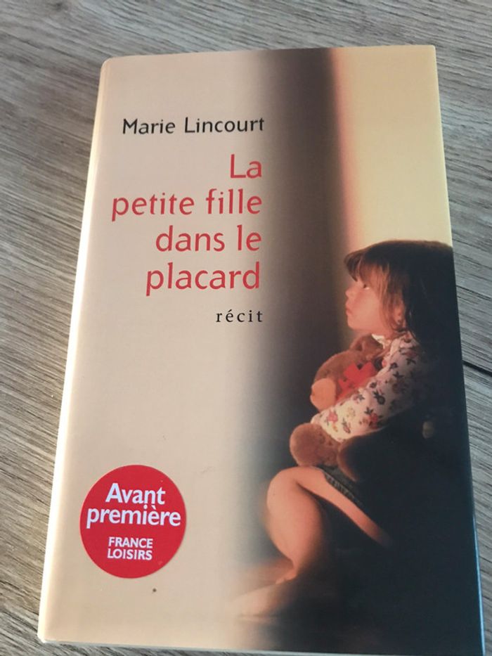 La petite fille dans le placard