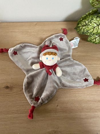 Doudou plat lutin bonhomme taupe marron étoile bordeau grelot kiabi