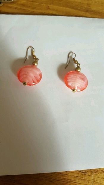 Boucles d'oreilles rose en verre