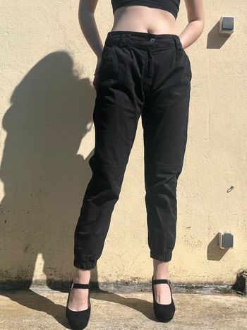 Pantalon cargo taille haute et resserré aux chevilles - noir