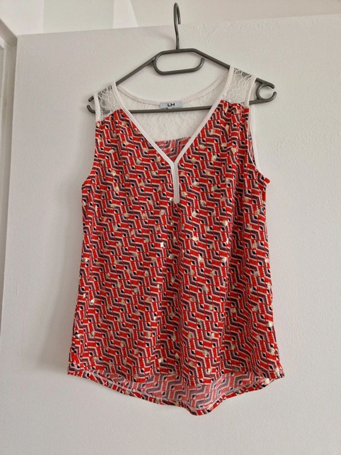 Blouse sans manches rouge avec motifs