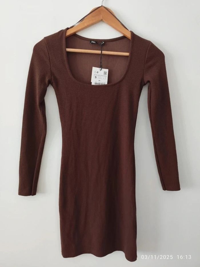 Vestido corto ajustado con escote cuadrado marrón chocolate de Zara