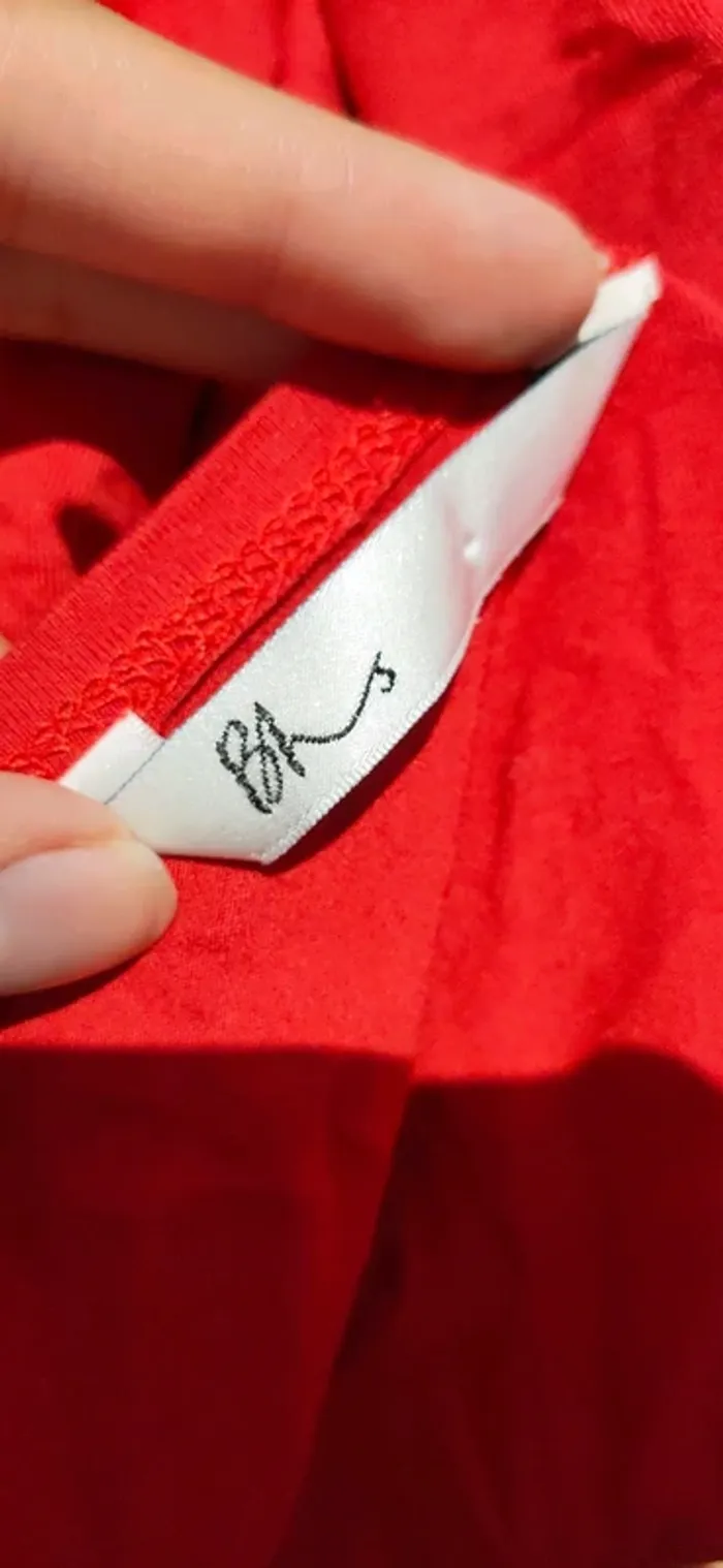 Petit top rouge avec pièce a perles, état neuf - photo numéro 5