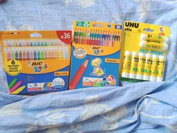 Feutres, crayons de couleurs et colle neuf