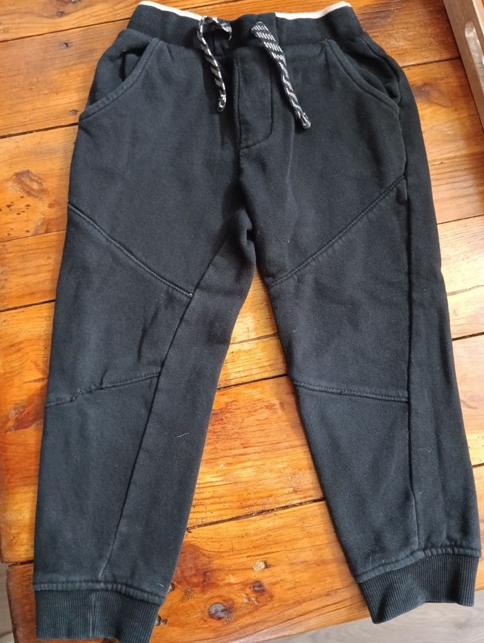 2 joggings, 2 shorts , une salopette - photo numéro 6