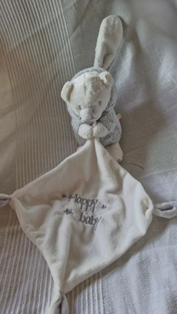 Ourson avec capuche oreilles lapin. Premaman