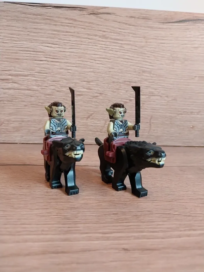 Figurines type lego 2 guerriers orcs sur wargs seigneur des anneaux