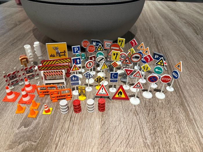 Lot panneaux de signalisation