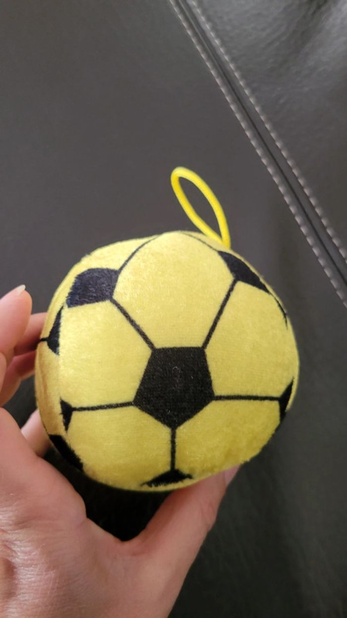 Ballon de foot en peluche à suspendre - photo numéro 2