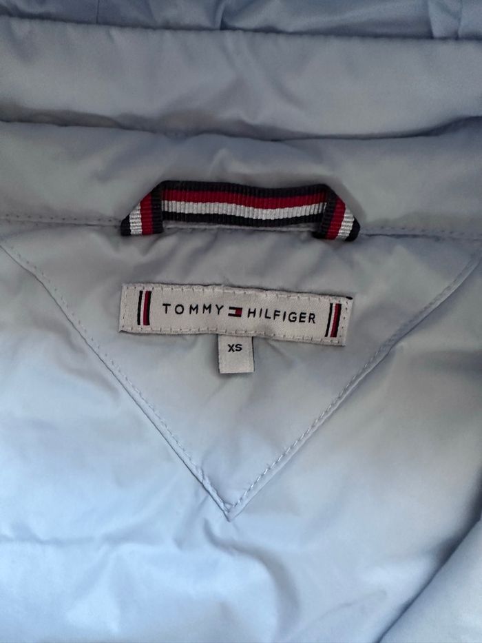 Doudoune Tommy Hilfiger - Taille XS - bon état, tache rose - photo numéro 3