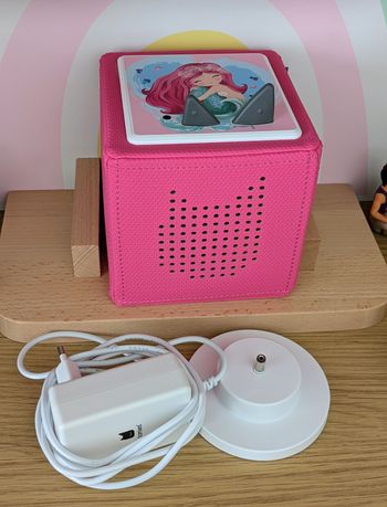 Toniebox roseToniebox couleur rose en parfait état, avec son chargeur d’origine.
Un petit sticker décoratif est collé sur le dessus (peut être retiré si vous préférez une surface nue).
Fonctionne parfaitement, état comme neuf.