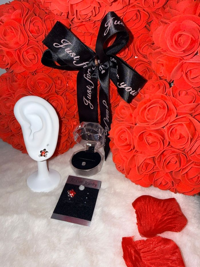 🌺 Boucles d’oreilles argentées fleur rouge – Élégance et éclat 🌺 - photo numéro 2