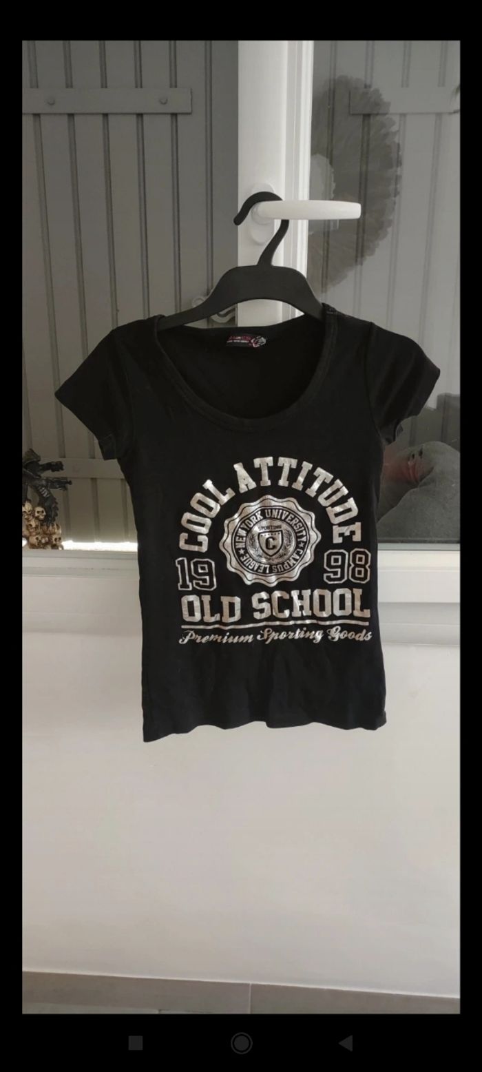 Lot de 2 Tee shirt femme avec écriture argenté et rose taille M et L très bon état peut se vendre séparément - photo numéro 2