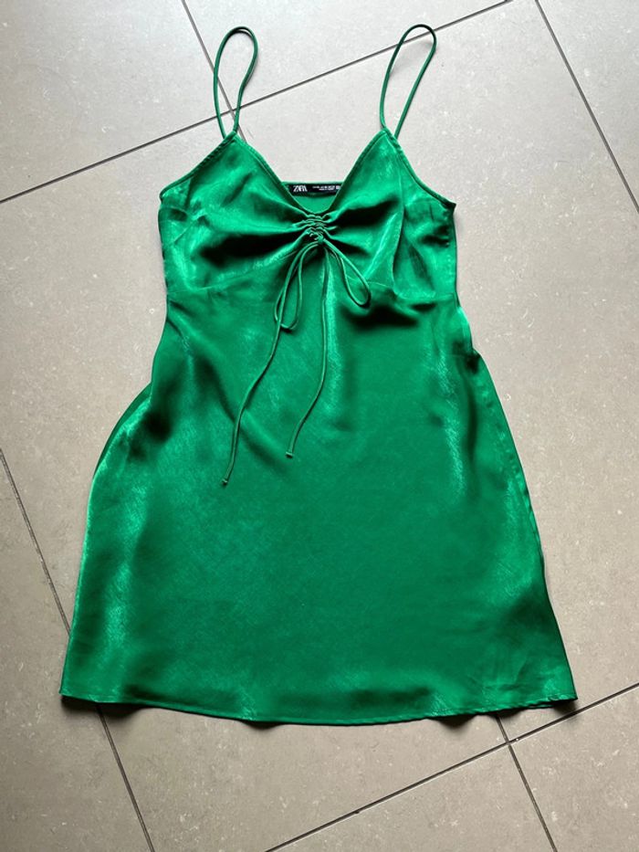 Robe à bretelles satinée verte Zara XS