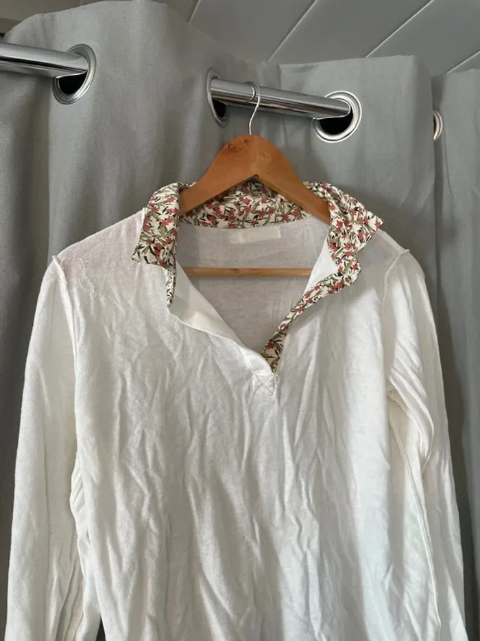 Pull léger fin blanc et col fleuri