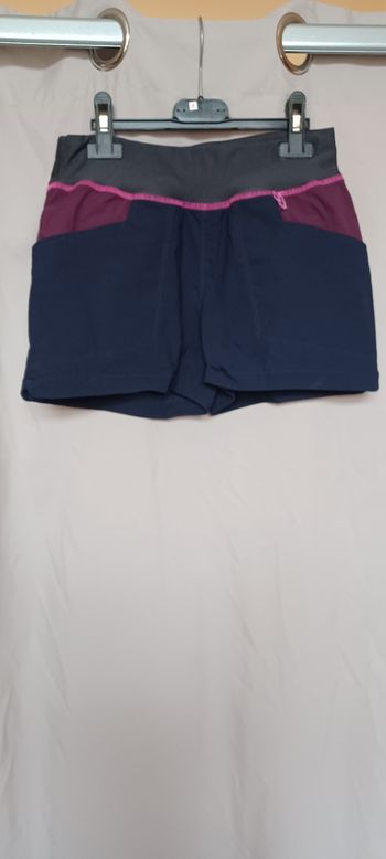 Très beau short fille T 10 ans 