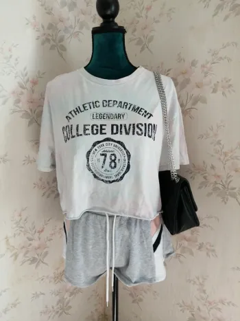 Short gris avec poche à l'arrière et écusson girls / undiz / (L)