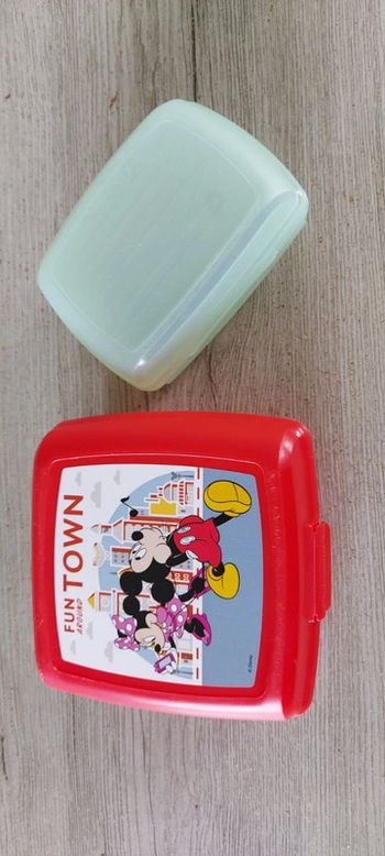 1 boite à tartine rouge en plastique, Mickey, peu utilisée