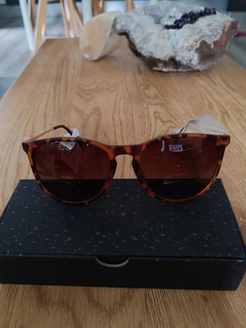Lunette Fashion Kunchu Zebra Claire catégorie UV3 neuf sous blister et boite.