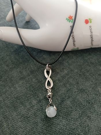 Collier en pierres naturelles pierre de lune et signe infini 