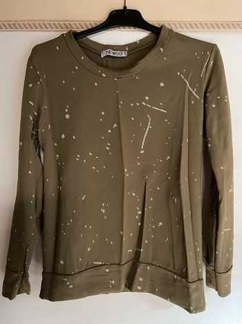 Pull over sweet, vert kaki avec effet tache de peinture clair,marque newco, taille S