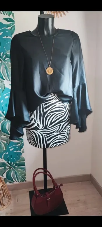 Blouse manches volants satinée taille 36