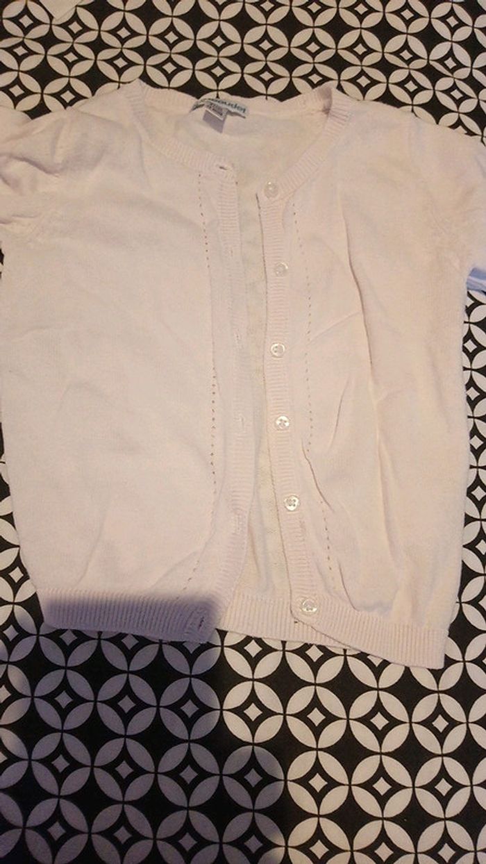 Joli gilet blanc avec motif ajouré