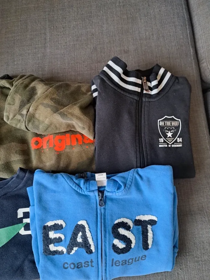 Lot de 2 pull et 3 gilets - photo numéro 2