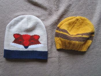 lot de 2 bonnets - 1 bonnet bébé early days 12 - 24 mois + 1 bonnet ( sans marque )