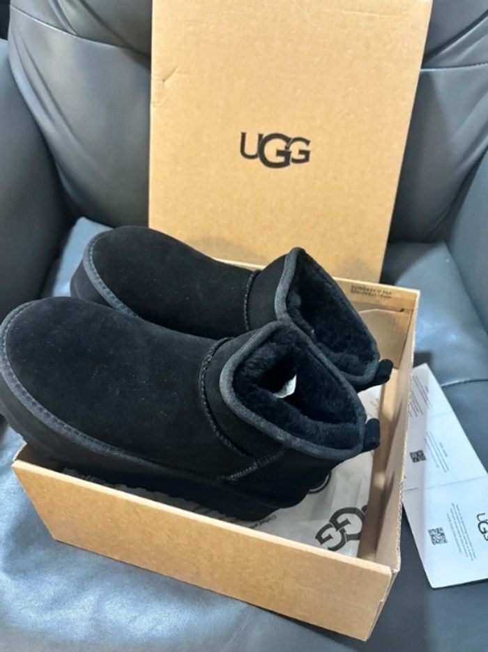 Bottes de neige UGG à talons hauts, noires, pointure 40 - photo numéro 4