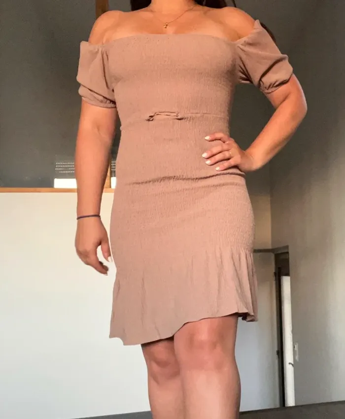 Robe beige épaules dénudées sexy