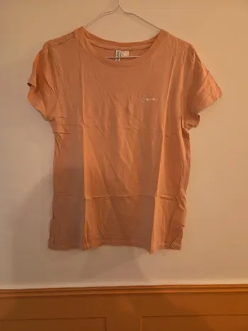 Tee shirt divided