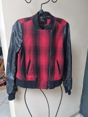 Veste noire et rouge