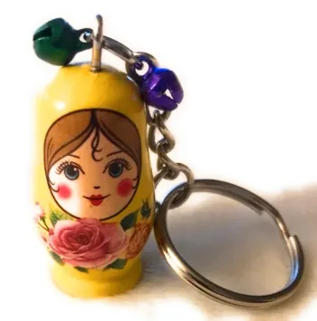 Porte-clés, Bijou de sac Poupées Russes Matryoshka en Bois - Couleur Jaune + Motifs Fleurs