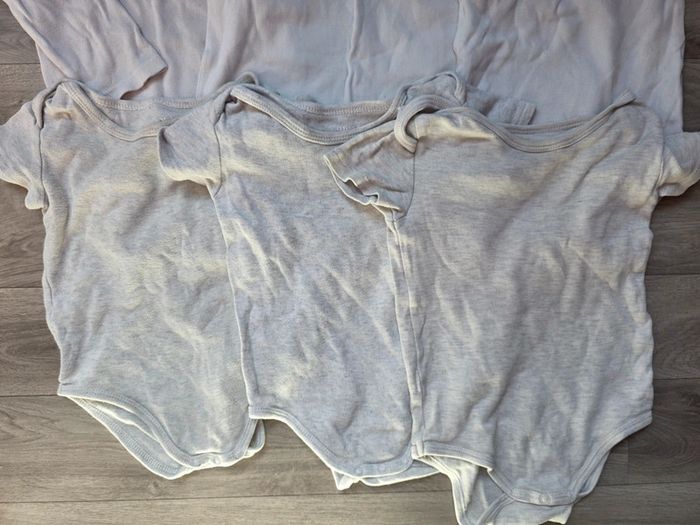 9 bodies 18/24 mois - photo numéro 2
