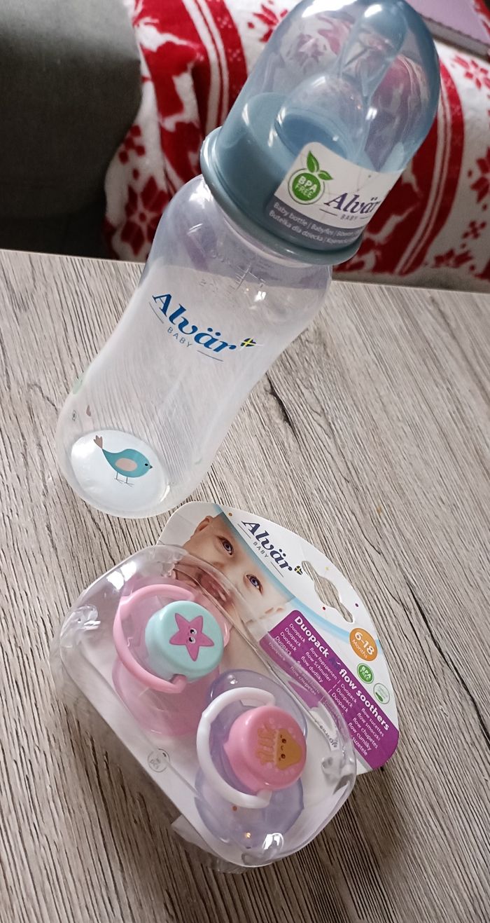 Lot tétines + biberon Alvär