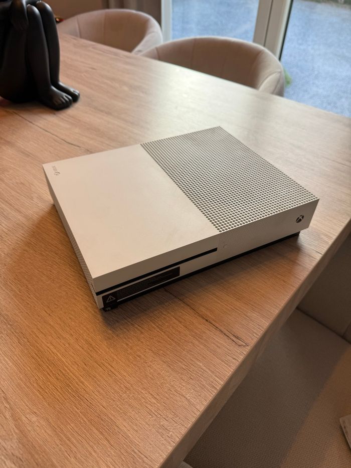 Xbox one S - 500Go + manette - photo numéro 3