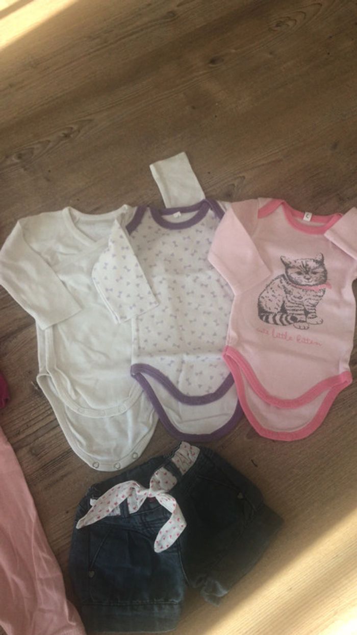 Lot vêtements fille 6 mois bodie teeshirt short pantalon - photo numéro 3