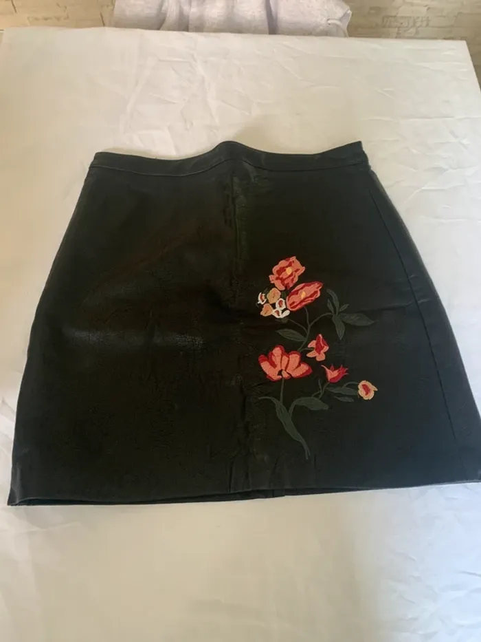Jupe camaïeu simili cuir taille 38 motif fleurs - photo numéro 3