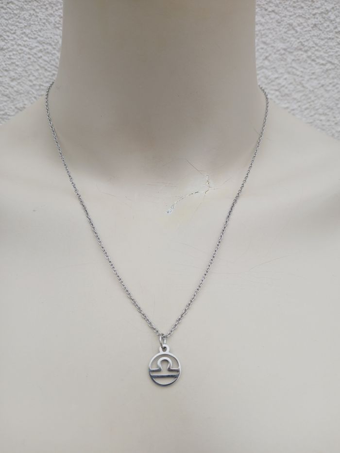 Collier en acier inoxydable argenté signe astrologique balance ♎️ - photo numéro 2