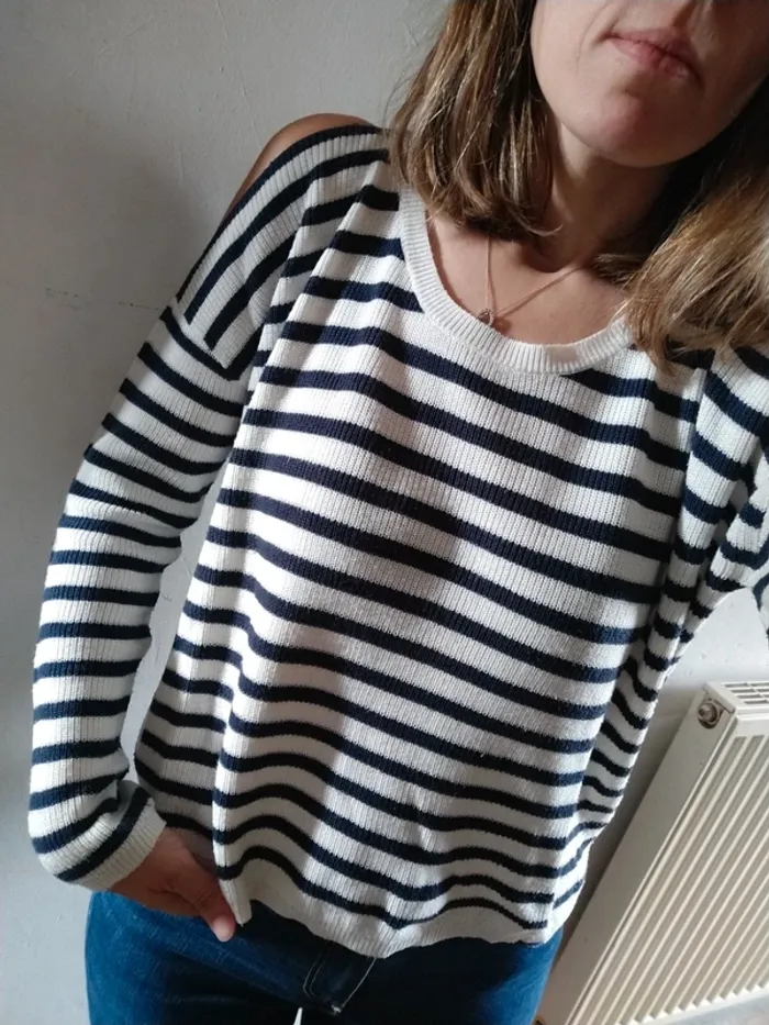 Pull rayé épaules dénudées - photo numéro 3