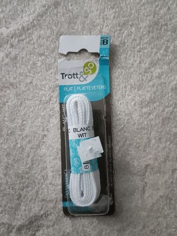 1 paire de lacets plats de couleur blanche en 120 cm