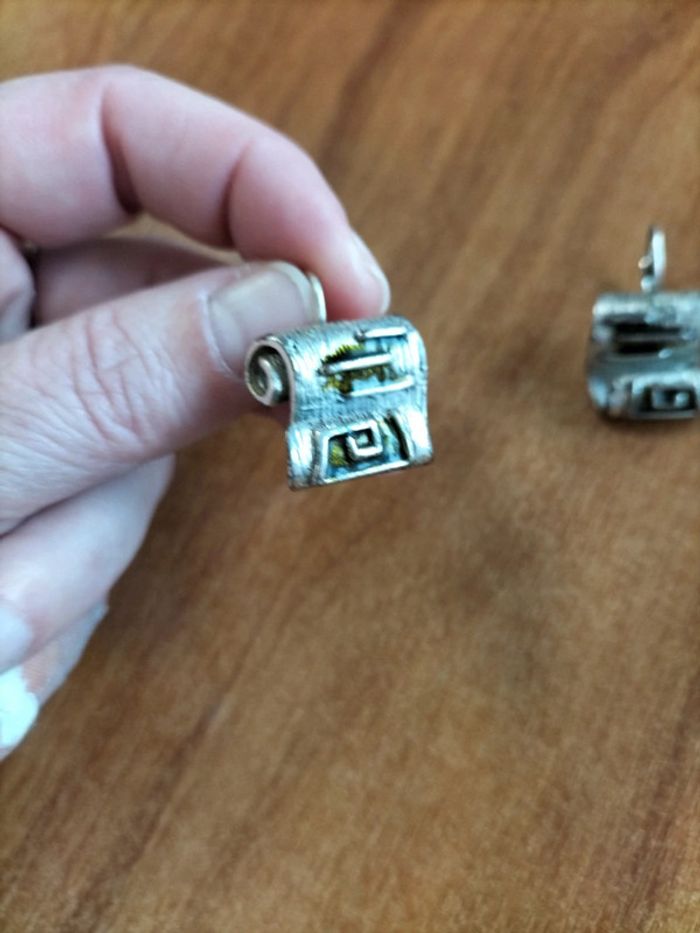 Boucles d'oreilles dormeuses en métal argenté avec une pointe de vert - photo numéro 2