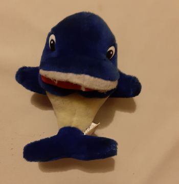 petit dauphin en peluche