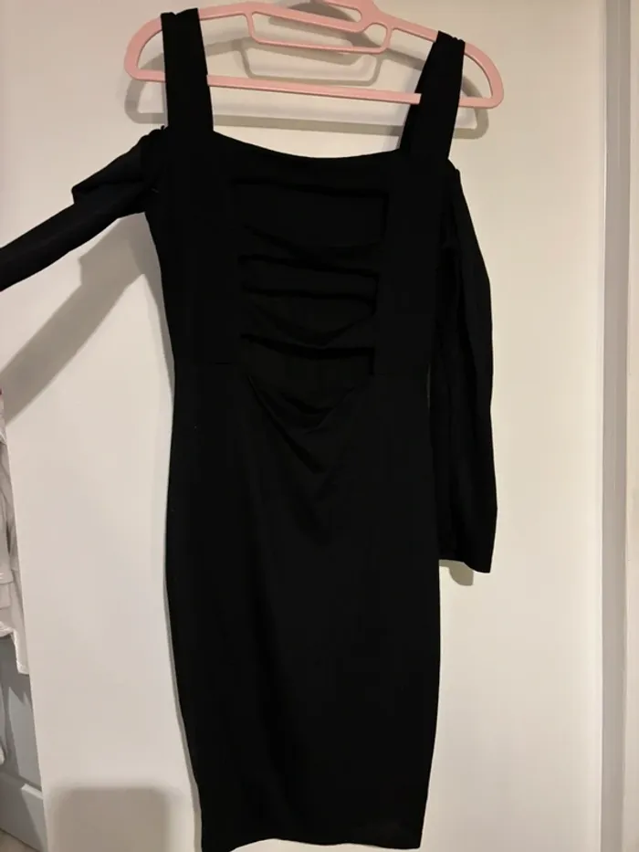 Robe noire chic à manches asymétriques et dos ajouré – Taille S - photo numéro 5