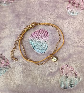 Bracelet doré et beige avec breloque zirconium ajustable