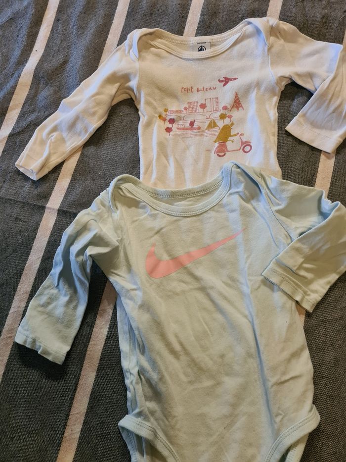 Lot 4 bodies. 9 mois. . Petit bateau - photo numéro 2