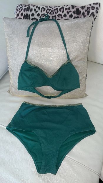 Maillot de bain 2 pièces Kiabi vert émeraude, effet côtelé, porté une seule fois