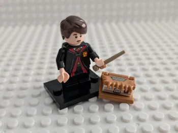 Figurine Harry Potter : Neville Londubat avec le Livre des Monstres, style lego