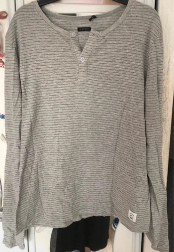 Pull gris chiné avec des rayures noires Col avec des boutons Ikks 14 ans 88% coton